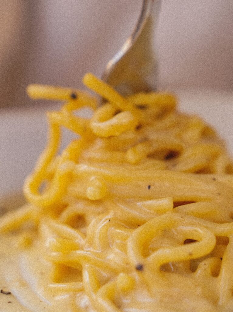 Cacio e pepe servita in trattoria