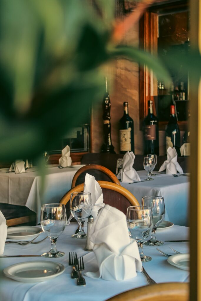 Tavola romana con vino del Lazio